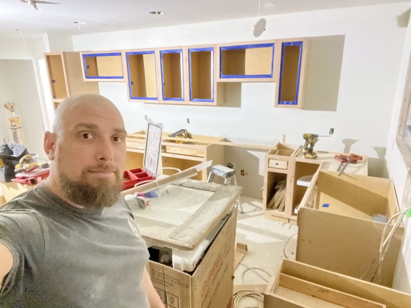 Setting cabinet boxes